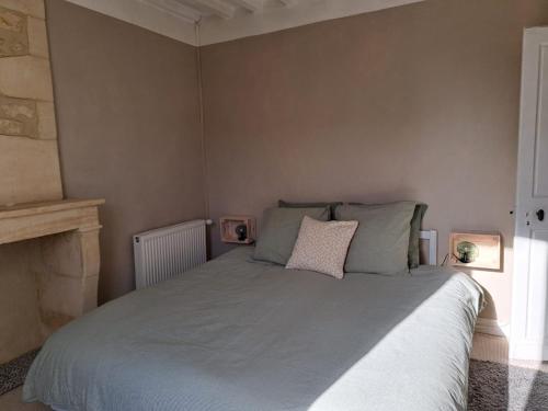 une chambre avec un grand lit avec deux oreillers dans l'établissement La petite bajocasse, à Bayeux