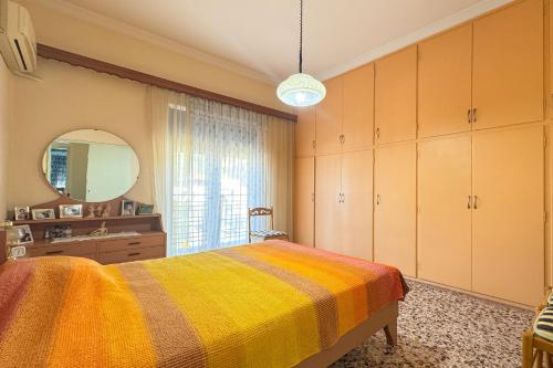 Un dormitorio con una cama y una ventana grande. en Giorgos House, en Nafpaktos