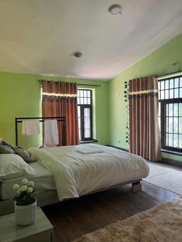 Una cama o camas en una habitación de The newa villa homestay