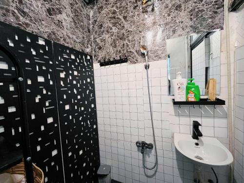 Ένα μπάνιο στο Local House Hanoi