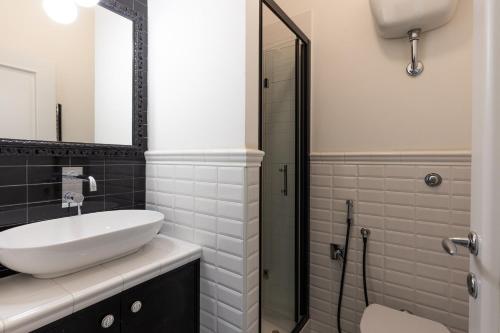 une salle de bain avec un lavabo et une douche dans l'établissement Speakeasy, à Lido di Ostia