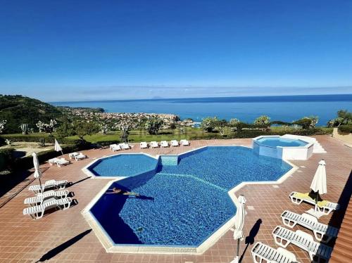 Bazén v ubytovaní Casa Marzy- Charming Tropea Studio with Pool, Sea & Volcano Views alebo v jeho blízkosti