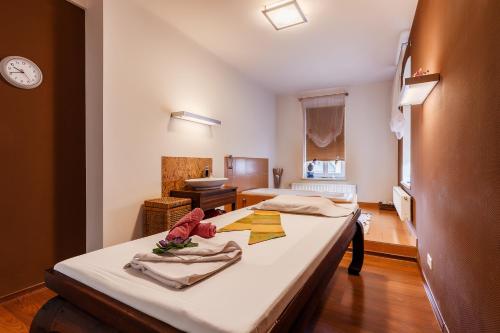 Una habitación con una cama en una habitación con una suscripción de habitación en Hotel Maltezský Kříž, en Karlovy Vary