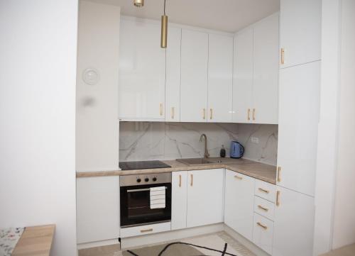 パレにあるApartman N Paleの白いキッチン(白いキャビネット、シンク付)