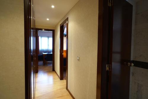 a hallway with a door leading to a dining room at Zenit Diplomatic in Andorra la Vella