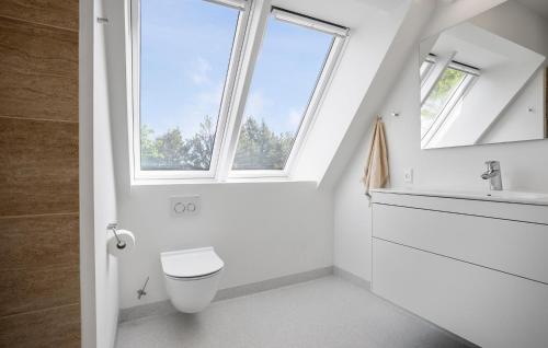 Ένα μπάνιο στο Gorgeous Home In Hurup Thy With Wifi