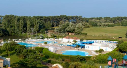 une vue aérienne d'un complexe avec deux piscines dans l'établissement Le lac Bourgenay avec piscine du 1 mai au 15 sept, à Talmont-Saint-Hilaire