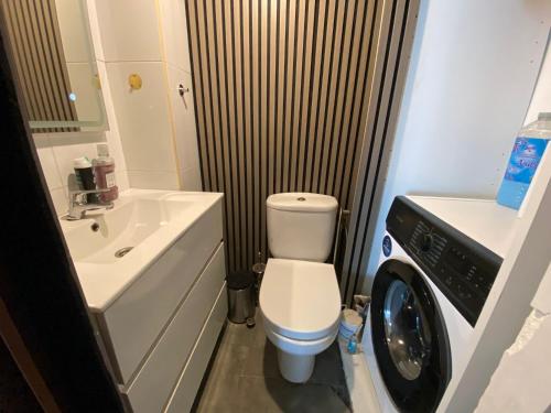 a bathroom with a toilet and a washing machine at Magnifique appartement près du centre in Barcelona