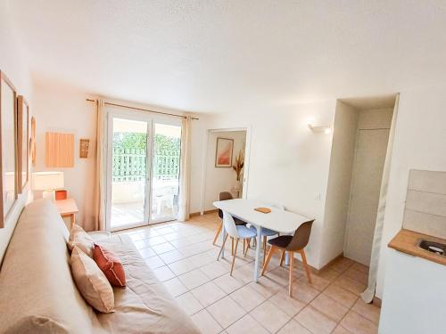 un salon avec un canapé et une table dans l'établissement Charmant 2 pièce, Terrasse & Climatisation, au Barcarès
