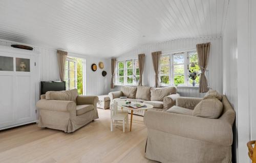 Posezení v ubytování Cozy Home In Nykøbing Sj With Wifi