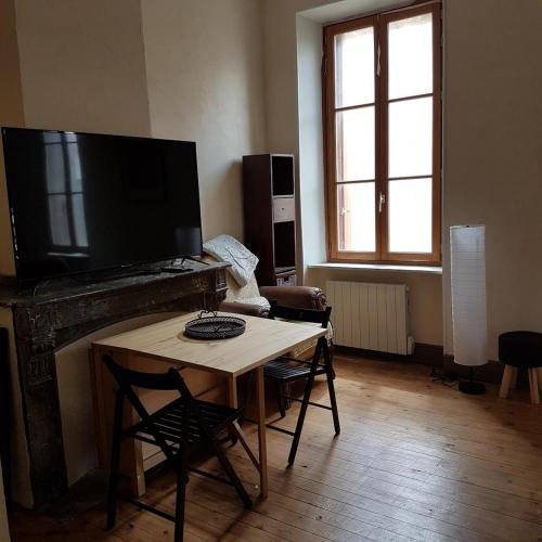 Il comprend un salon doté d'une table et d'une télévision à écran plat. dans l'établissement Gîte de la tour avec piscine entre Carcassonne et narbonne, à Capendu
