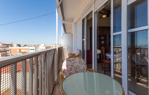 ein Balkon mit Glastisch und Stühlen in der Unterkunft Pet Friendly Apartment in San Pedro del Pinatar
