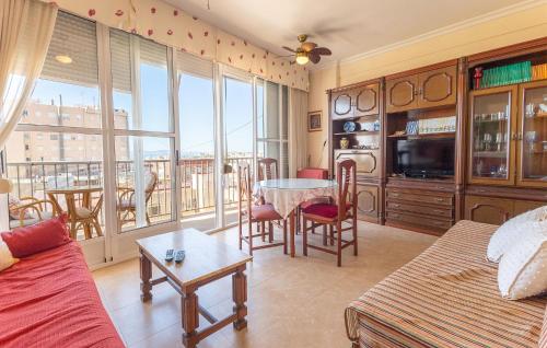 ein Wohnzimmer mit Sofa und Tisch in der Unterkunft Pet Friendly Apartment in San Pedro del Pinatar