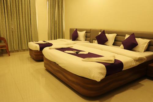 Postel nebo postele na pokoji v ubytování Hotel Mauli, Kolhapur