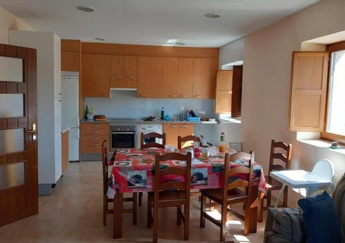 eine Küche mit Tisch und Stühlen in einem Zimmer in der Unterkunft Apartamento Rural Dehesa de Solanillos in Mazarete