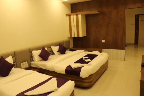 Postel nebo postele na pokoji v ubytování Hotel Mauli, Kolhapur