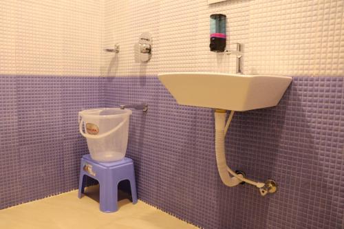 コールハープルにあるHotel Mauli, Kolhapurの洗面台とトイレ付きのバスルーム