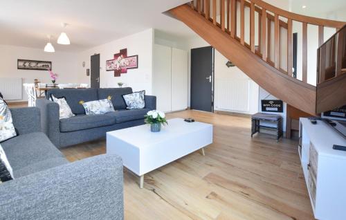 un salon avec un canapé et une table dans l'établissement Maison Moderne Proche Plage, à Pirou