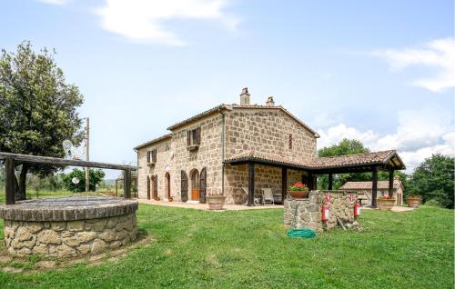 un grand bâtiment en pierre avec un mur en pierre dans l'établissement Poggio Lupinaio, à Manciano