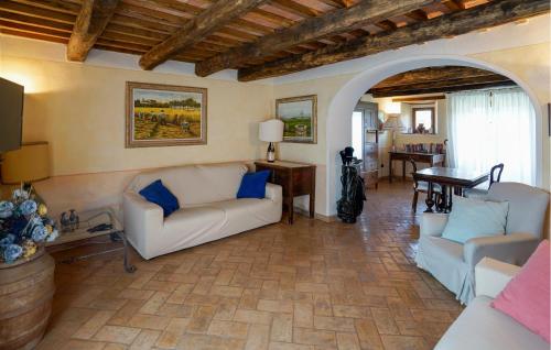 un salon avec un canapé et une table dans l'établissement Poggio Lupinaio, à Manciano