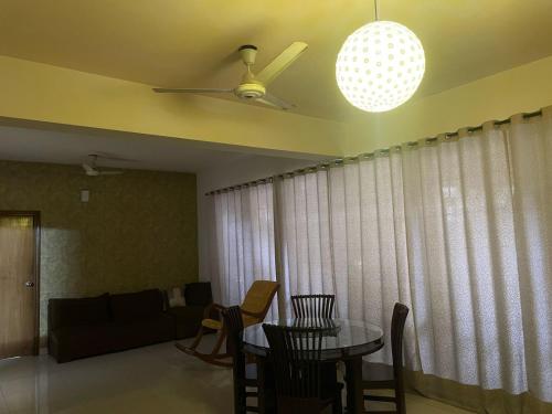 Ruang duduk di Comfy bedroom with Balcony and attached washroom