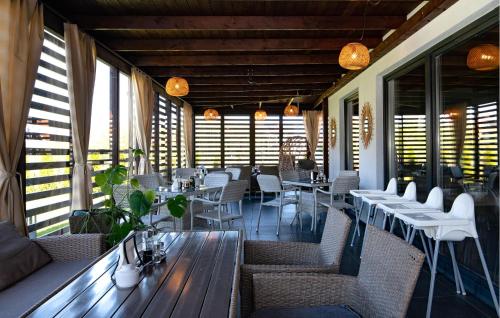 Χώρος καθιστικού στο Cozy Apartment In Nowecin With Sauna