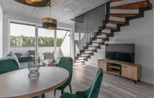 Ruang duduk di Amazing Apartment In Nowecin With Sauna