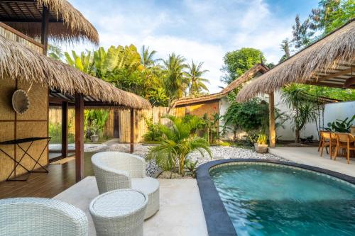 Una villa con piscina y un complejo turístico. en Villa Maiya, en Gili Air