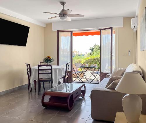 Beach, sun, air conditioning and parking in Agay!
