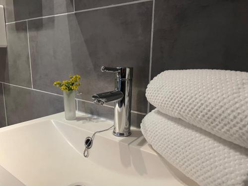 lavabo con grifo y toalla en Beach, sun, air conditioning and parking in Agay!, en Saint-Raphaël