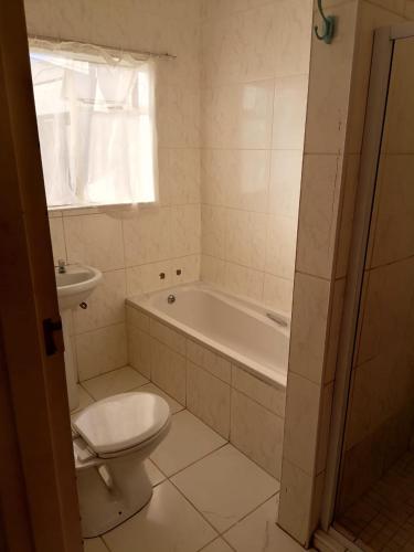 Bilik mandi di 72 Hamilton the trout lodge
