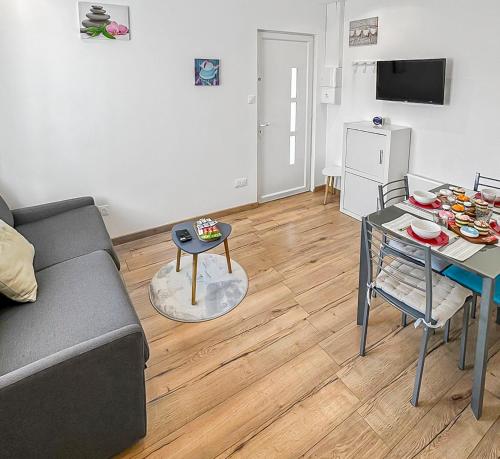 a living room with a couch and a table at Ven Aco in Merlimont