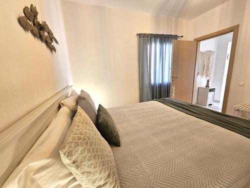 Postel nebo postele na pokoji v ubytování Skiathea Villas