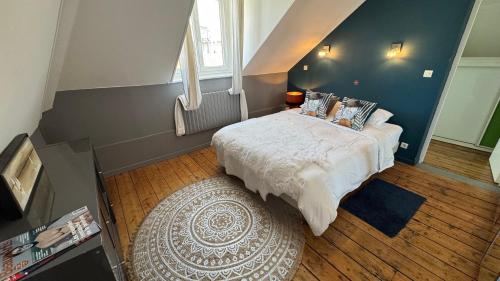 - une chambre avec un grand lit et un grand tapis dans l'établissement Touquettoise à 2 pas de la plage - Hyper centre, à Le Touquet-Paris-Plage