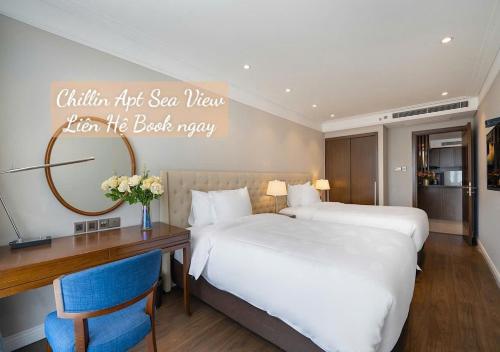 a hotel room with a bed and a desk with a bed sidx sidx at Lux Chillin APT - Căn Hộ Hướng Biển Đà Nẵng in Danang