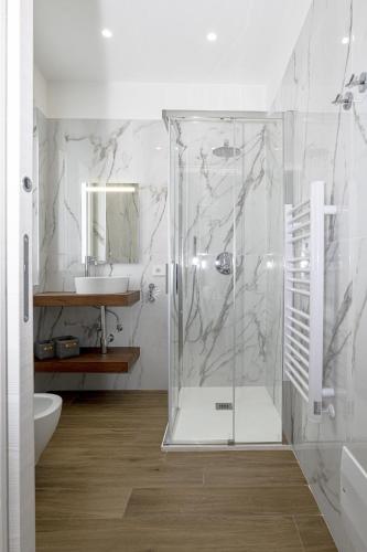 a bathroom with a shower and a sink at B&B Palazzo Diamante in Gravina in Puglia