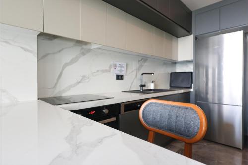 a kitchen with a counter and a chair in it at Bodrum Ada Apart Otel Turgutreis in Mugla