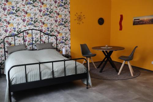 una camera da letto con un letto e un tavolo con sedie di Ferienwohnung Große / Werner a Jüterbog