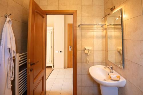 une salle de bains avec un lavabo et un miroir dans l'établissement Complex Verona Mamaia Nord, à Mamaia Nord – Năvodari