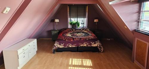 Ένα ή περισσότερα κρεβάτια σε δωμάτιο στο Reiderland appartementen centrum Bad Nieuweschans 50 meter supermarkt