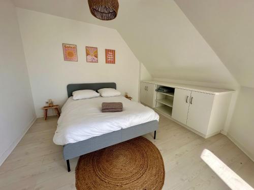 une chambre avec un lit dans un grenier dans l'établissement Le 203 - 4 Personnes - Gare, au Mans