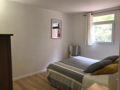 une chambre avec un lit et une fenêtre dans l'établissement Le Temps d'une ïle - Frioul - Imprenable vue mer, à Marseille