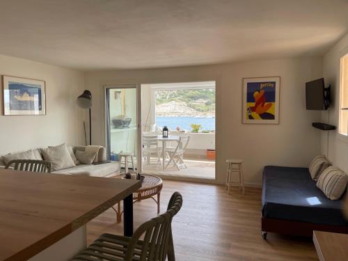 un salon avec un canapé et une table dans l'établissement Le Temps d'une ïle - Frioul - Imprenable vue mer, à Marseille