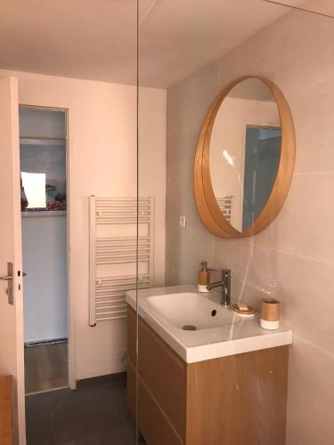 une salle de bain avec un lavabo et un miroir dans l'établissement Le Temps d'une ïle - Frioul - Imprenable vue mer, à Marseille