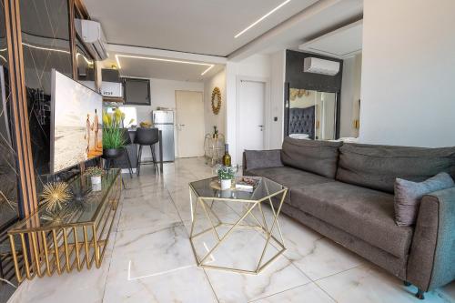 a living room with a couch and a table at נאות גולף קיסריה - דירות מהממות עם ג'קוזי ובריכה במתחם in Caesarea