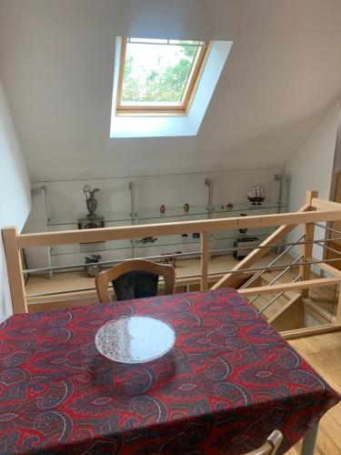 une salle à manger avec une table et une fenêtre dans l'établissement Maison de la Rébergère, à Javené