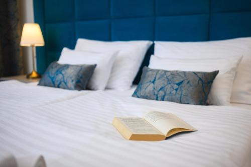 Ein Bett oder Betten in einem Zimmer der Unterkunft Boutique Hotel Golden Key - Poreč - Bed & Breakfast