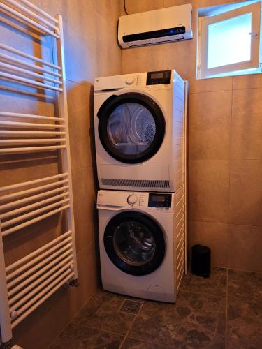 a washing machine and a dryer in a room at Gárdonyi Ház in Sály