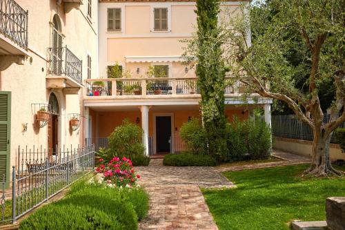 Zahrada ubytování Apartment in historic villa with pool and Tennis
