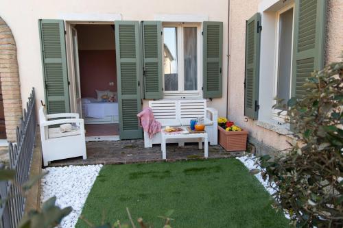 Zahrada ubytování Apartment in historic villa with pool and Tennis
